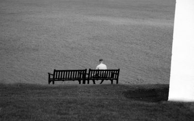 Comment vivre heureux seul(e) : Une approche psychologique pour cultiver le bonheur solitaire